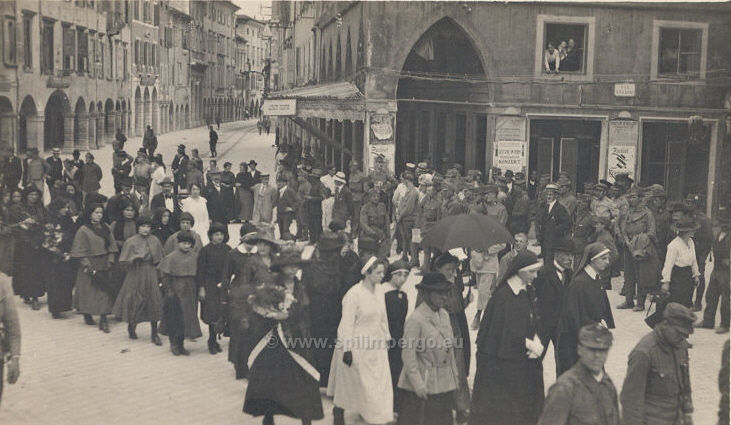 Udine durante l'invasione. Funerali del Tenente Medico Maina dott. Tomaso di Torino, prigioniero di guerra, 7 luglio 1918.jpg